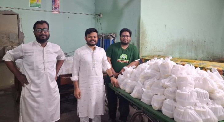 ঢাকা বিশ্ববিদ্যালয়ের হলে শিক্ষার্থীদের জন্য রাতের খাবার পৌঁছে দিল ছাত্রশিবির